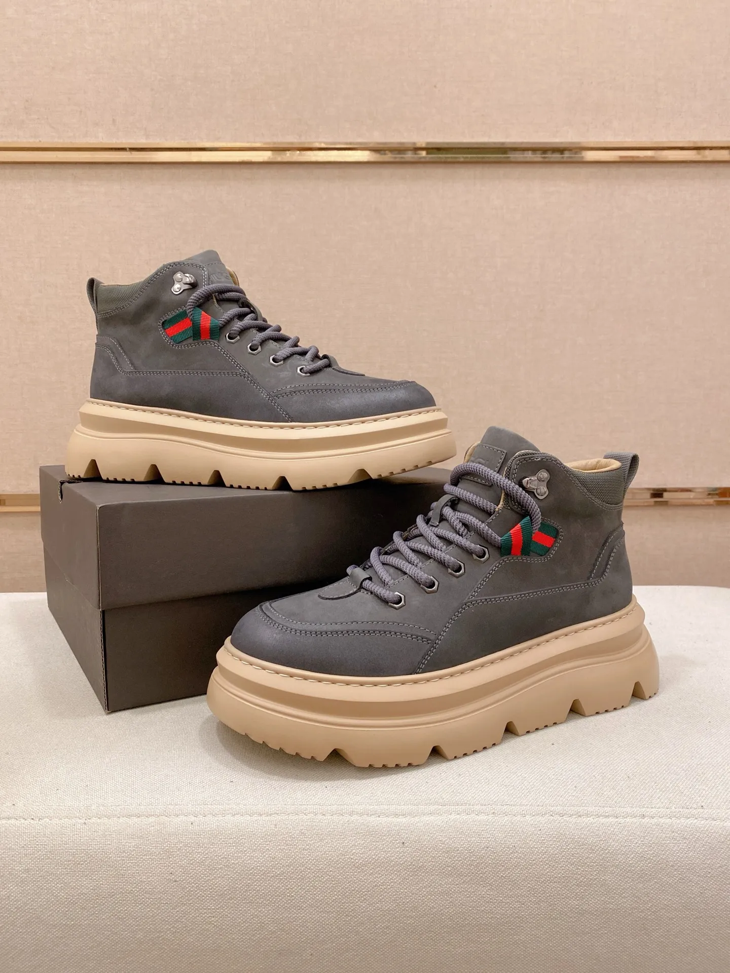 Factory price: 700💰New UGG fur-integrated men's simple and fashionable snow shoes. The most worth buying at the end of this year are warm casual shoes. Whether you are out and about at home, their comfortable and warm performance will be your most suitable fashion companion! The material is cowhide upper and imported wool is used inside. Two layers of cowhide for warmth and comfort! The eva+ rubber patch outsole is cushioned, non-slip and wear-resistant, and has good elasticity. It is light and wear-resistant, comfortable and soft, and the new simple cut is more fashionable. It has both practicality and fashion sense, so you no longer have to worry about how to match it in winter, while still maintaining your fashionable taste. High-quality genuine wool produced in Dongguan. The material depends on the details! Size: 39-40-41-42-43-44-45 sneaker size